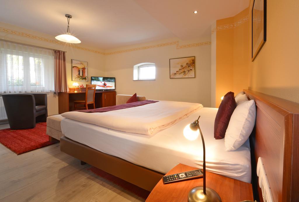 Landhotel Schwarzes Ross Steinsfeld Exterior photo